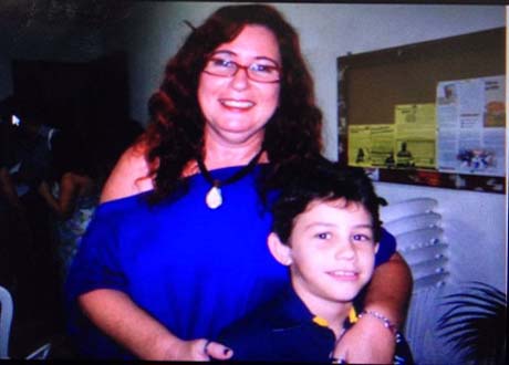 Professora e filho assassinados a facadas em Olinda