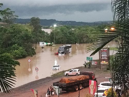 SC tem duas mortes, queda de granizo, enchentes e rodovias interditadas