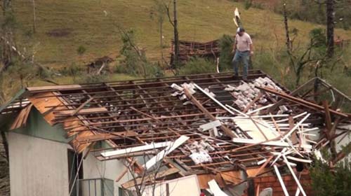 Tornados deixam mais de 800 pessoas desabrigadas em SC