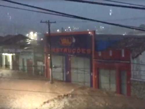 Fortes chuvas alagam ruas de municípios no interior de Alagoas