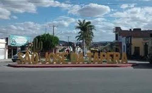 Caminhão causa tumulto ao arrastar veículos em posto de combustíveis em São José da Tapera