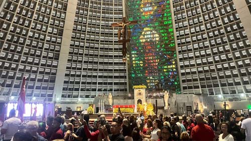 Milhares de devotos participam de procissão dedicada a São Sebastião no Rio de Janeiro apesar do mau tempo