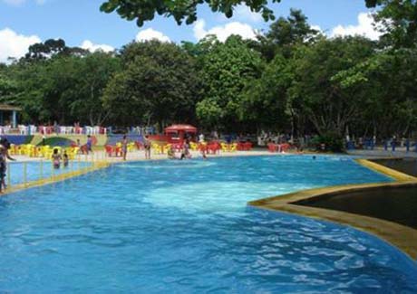 Criança de 8 anos morre após se afogar em piscina do clube Lindóia