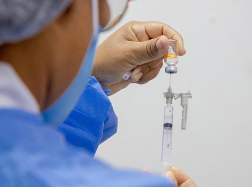 Vacinação para trabalhadores de saúde a partir de 35 anos tem início terça em Maceió