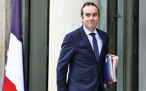 Cenário de Instabilidade: Primeiro-Ministro Francês Renuncia Minutos Após Apresentar Novo Governo