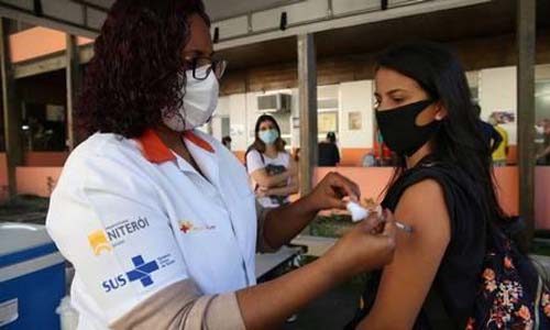 Por que pessoas com duas doses da vacina da Covid-19 ainda podem contrair a doença?