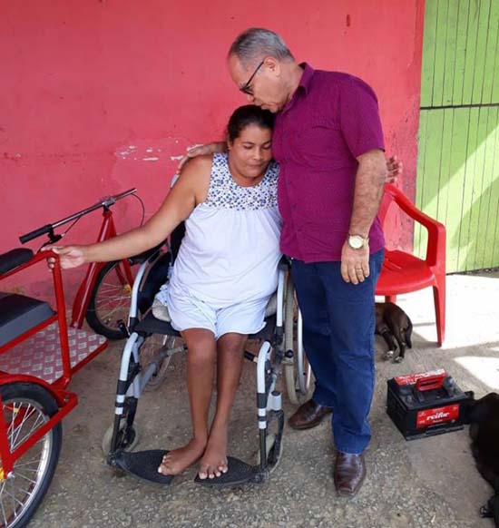 Empresário faz doação de cadeira de rodas a senhora deficiente