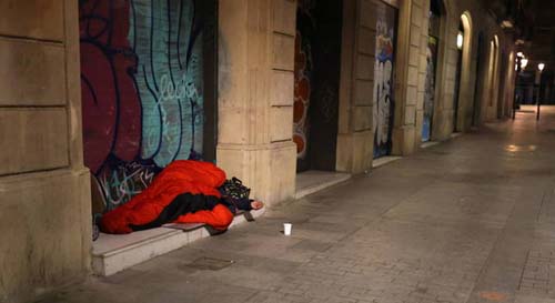 Sem-teto achado morto em Milão tinha 100 mil euros no banco