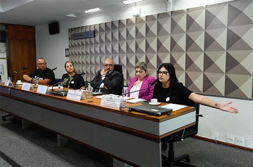 Professores cobram cumprimento do piso do magistério pelos municípios  Fonte: Agência Senado