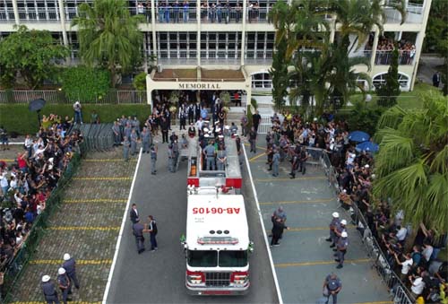 Corpo de Pelé é sepultado após cortejo por Santos