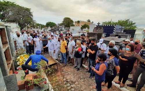 Corpo de professor da UFAL encontrado morto é sepultado no Cemitério da Piedade