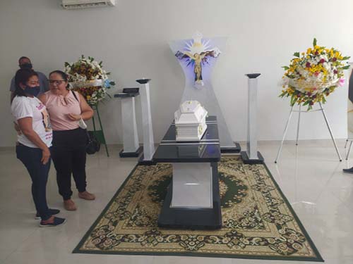 Em clima de muita emoção, familiares e amigos dão adeus a Roberta Dias e pedem Justiça