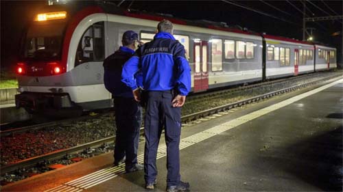 Imigrante iraniano mantém reféns por quase 4 horas em trem na Suíça e é morto pela polícia