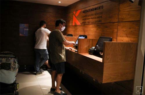 Serviços crescem pelo 2º mês no Brasil em outubro e otimismo avança, segundo PMI