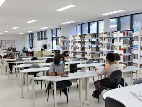 Sesc oferece serviços gratuitos com bibliotecas itinerantes e quatro espaços fixos; confira