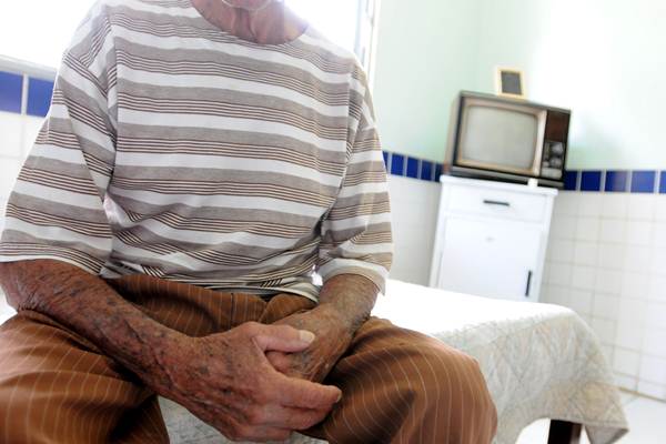 Idosos vivem sozinhos em casas de repouso ou internados em hospitais