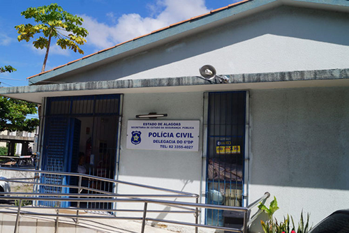 Homem é indiciado por tentar esganar padrasto de 71 anos em hospital de Maceió