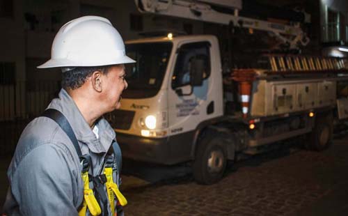 Energia de postes em praças inundadas é desligada para evitar acidentes