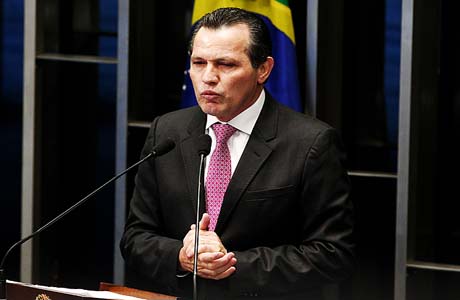 Governador de MT vai à PF após operação contra crime financeiro