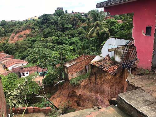 Cratera volta a ceder com chuvas, casas são atingidas e moradores relatam medo no São Jorge