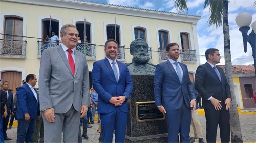 Governador anuncia 13º para 8/12 e salários de dezembro antes do Natal