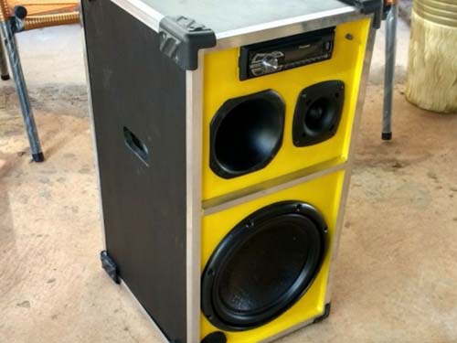 Mulher denuncia irmão após som incomodar vizinhos durante a madrugada