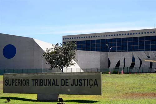 STJ aplica entendimento do STF sobre porte de maconha e extingue condenação