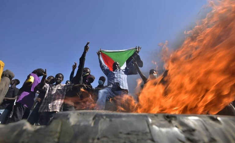 Seis manifestantes mortos e diretor da Al-Jazeera detido no Sudão