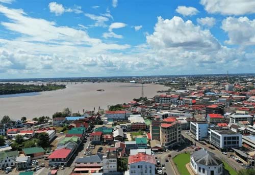 Tragédia no Suriname: Homem vitima nove pessoas com faca em ataque brutal