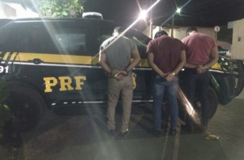 PRF prende três e recupera veículo roubado, em União dos Palmares