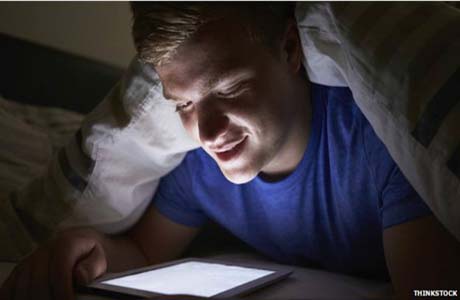 Tablets e smartphones à noite prejudicam o sono, indica pesquisa