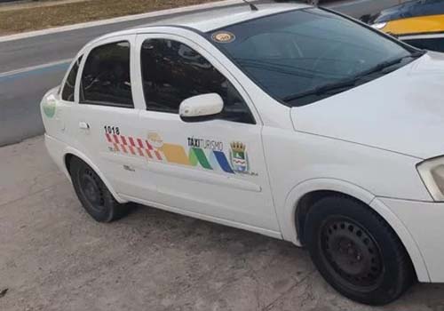 PRF apreende táxi adulterado na BR 101, em Messias
