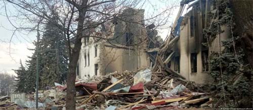 Ucrânia estima que 300 pessoas morreram em ataque a teatro