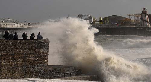 Tempestade Eunice atinge Europa e deixa seis mortos