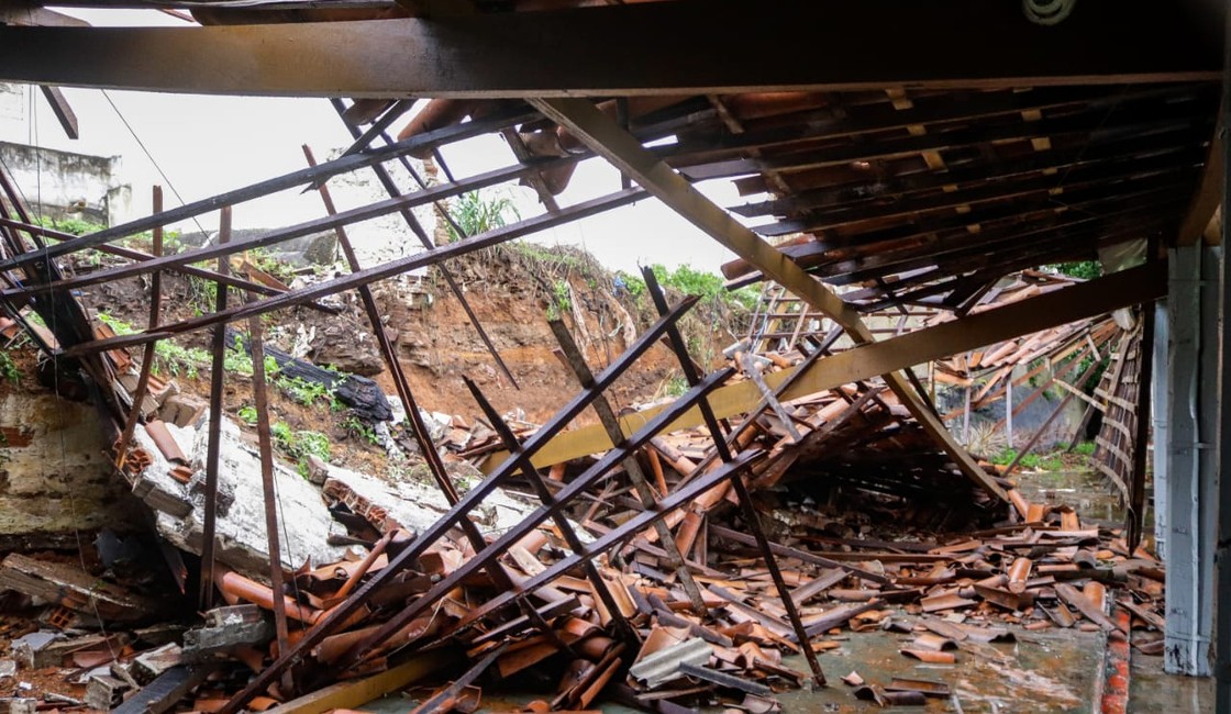Temporal deixa ruas alagadas e derruba telhado de imóvel em Palmeira dos Índios