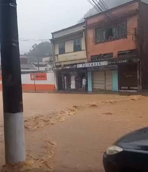 Temporal provoca deslizamentos de terra e alagamentos em Petrópolis