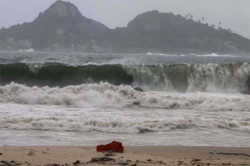 Tempestade e rajadas de vento provocam transtornos no Rio de Janeiro, afetando transporte e serviços