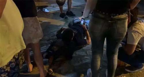 Jovem é alvejado a tiros em parada de ônibus em frente à faculdade