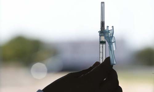 Terceira dose é indicada para vacinados com CoronaVac a partir de 55 anos, diz estudo brasileiro