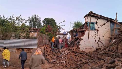 Terremoto no Nepal de magnitude 5,6 deixa pelo menos 137 mortos