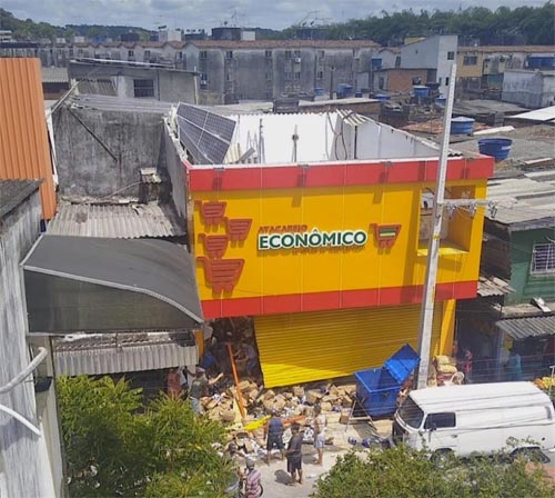 Teto de supermercado desaba, mata mulher e fere seis