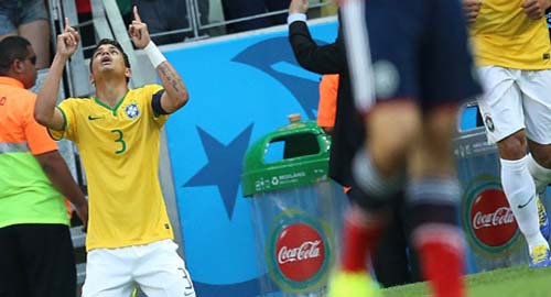 Seleção vai à semifinal com gols e atuação de gala de zagueiros