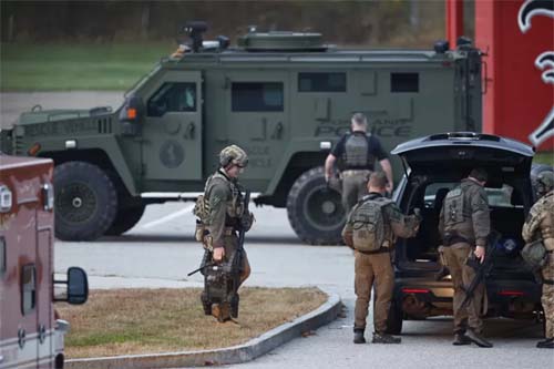 Polícia segue em busca de atirador 'armado e perigoso' que matou ao menos 18 nos EUA
