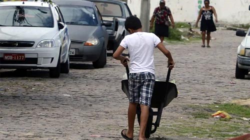 Trabalho infantil atinge 1,9 milhão no Brasil, revela IBGE