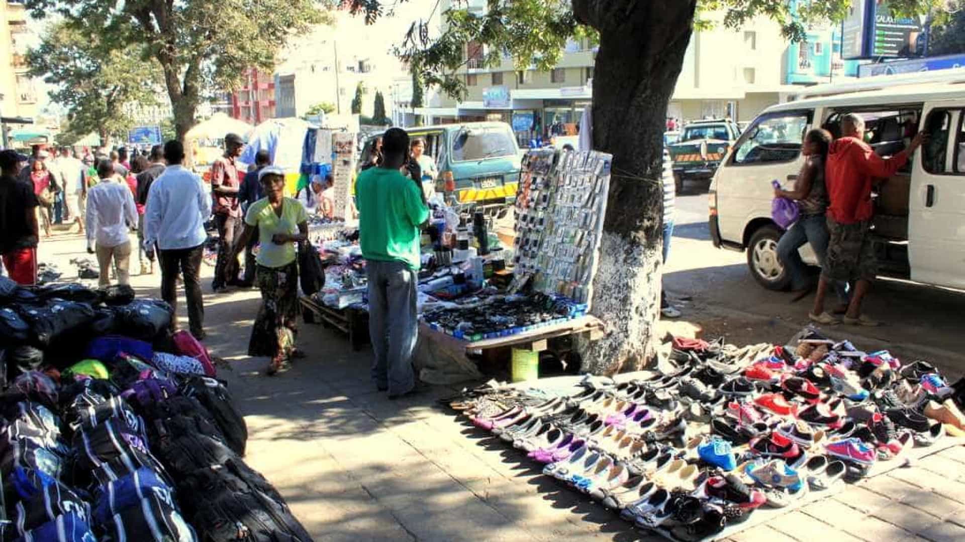 Trabalhadores informais somam 29,2 milhões de pessoas em novembro, afirma IBGE