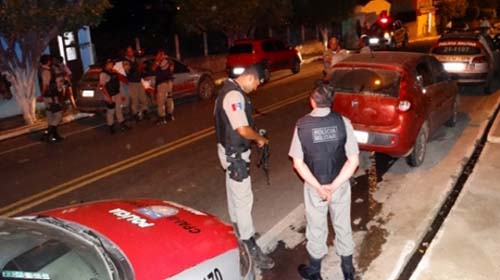 Em Traipu, bandidos trocam tiros com a PM e abandonam veículo roubado