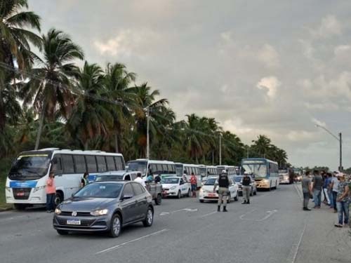 Motoristas complementares protestam contra clandestinos: 