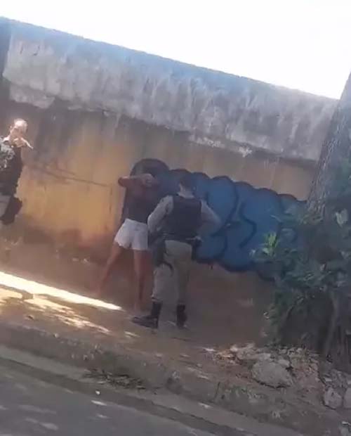 Travesti acusada de amarrar funcionária e roubar loja em Maceió é presa durante assalto