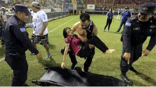 Tumulto deixa ao menos 12 mortos em partida de futebol em estádio de El Salvador