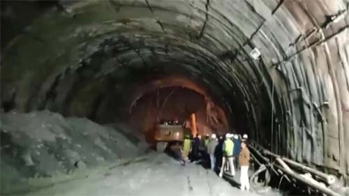 Ao menos 40 trabalhadores ficam presos em desabamento de túnel na Índia